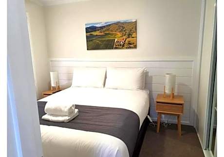 Deluxe Two-Bedroom Cabin - Sleeps 6