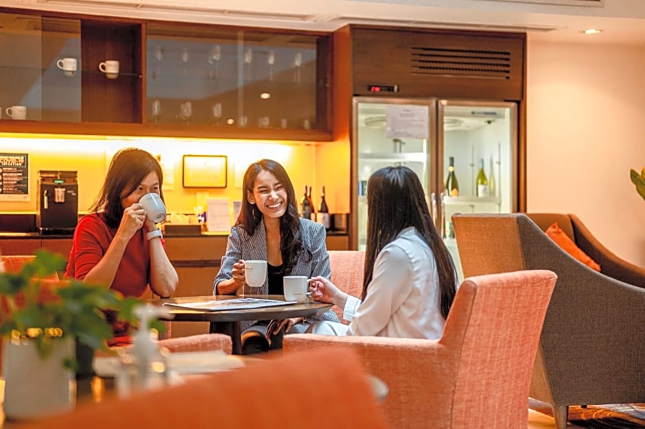 Oakwood Residence Sukhumvit 24 Hotel