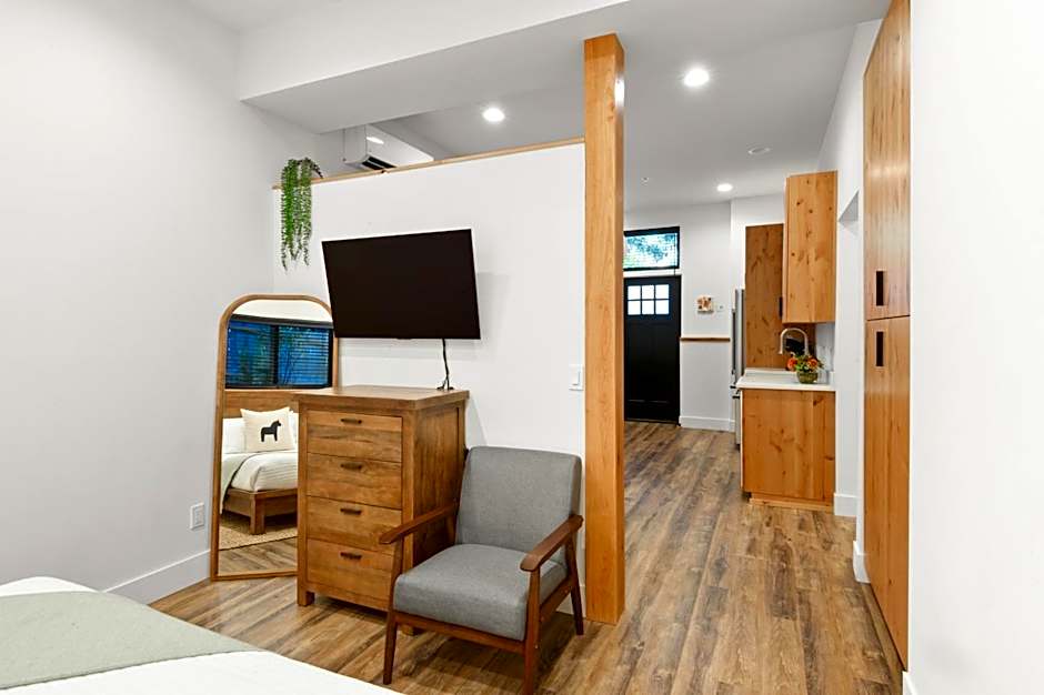 Horsefeathers Hotel