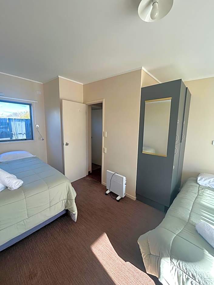 Beachcomber Lodge & Backpacker