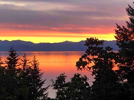 Oceanview Guest Suite with Large 2 Person Soaker Tub