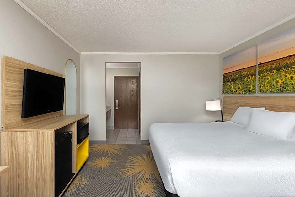 Days Inn and Suites by Wyndham Kansas City South