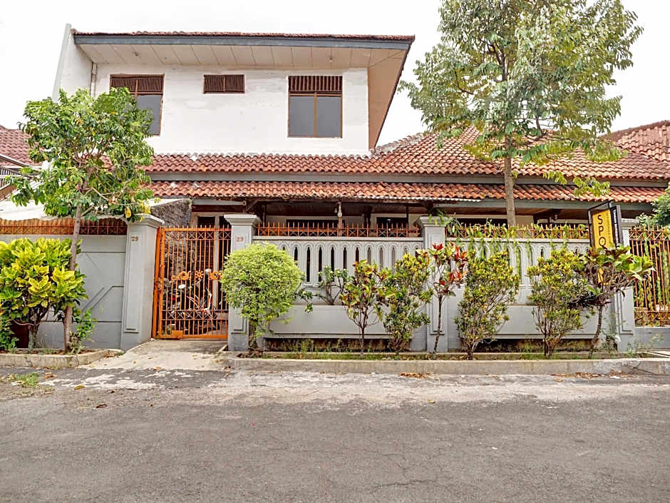 SPOT ON 90539 Taman Borobudur Guest House Syariah