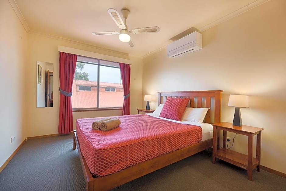 AAt 28 Goldsmith Motel