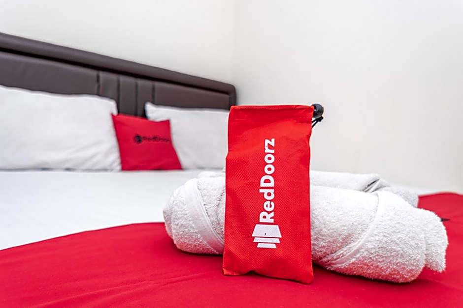 RedDoorz near Alun Alun Bandung 2