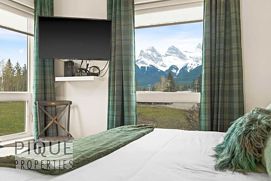 Mountain Haven Retreat, Pool & Hot Tub, UG Parking, Fitness Centre, WiFi!