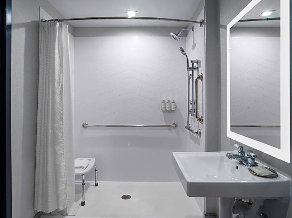 Foto 1 von 4 von 1 King Bed, Hearing Accessible, Roll in Shower