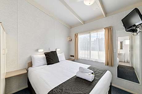 Queen Spa Cabin
