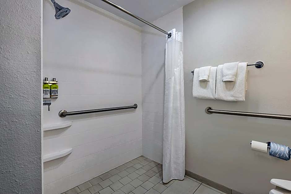 Holiday Inn Express Detroit-Warren/General Motors Technology Center By IHG