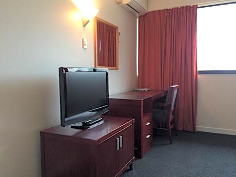 Business Queen Room with Shower over Bath