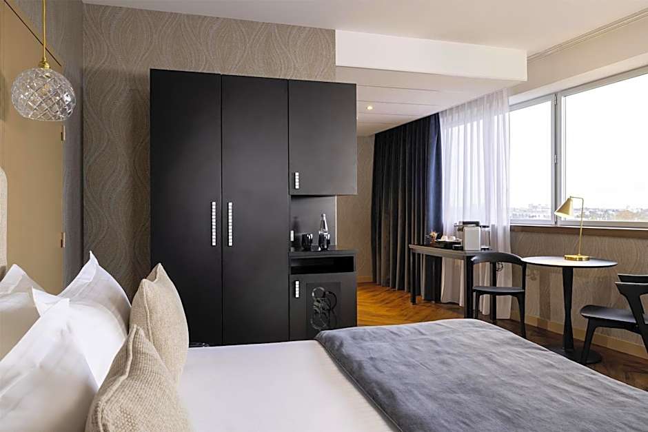 Photo 1 of 5 of Deluxe 1 Queen Bed with Sofabed