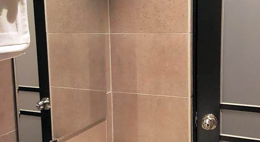 9 Square Hotel - Sri Kembangan