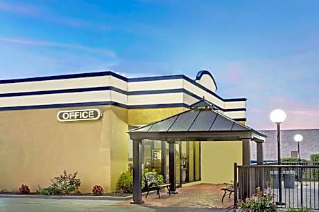 Days Inn by Wyndham Norfolk Military Circle