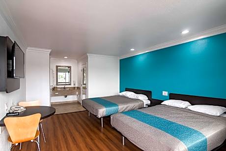 2 Queen Beds | Smoking, Micfridge