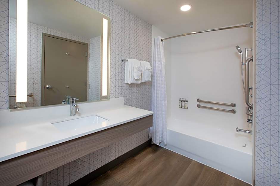 Holiday Inn Express Lathrop - South Stockton By IHG