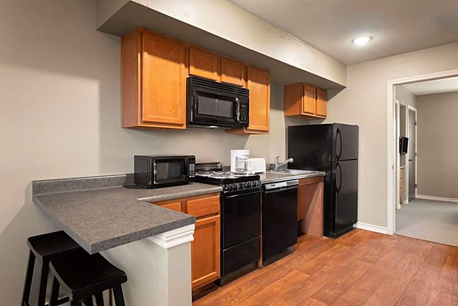 Eagle's Den Suites Cotulla a Travelodge by Wyndham