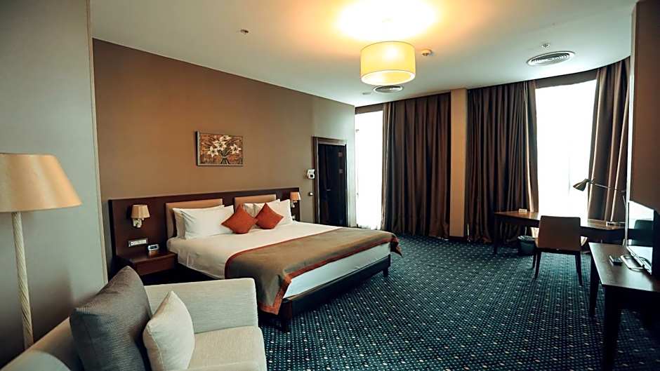 Parkside Hotel & Apartments