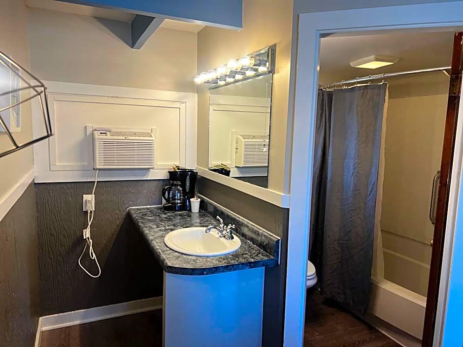 Claddagh Motel & Suites