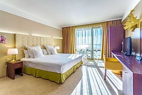 Deluxe Double Room Sea View (2 Adults + 2 Children)