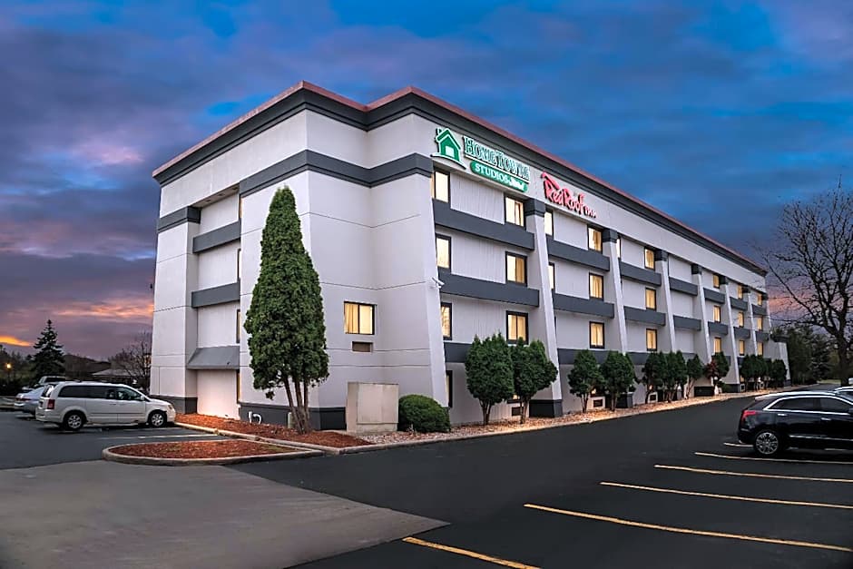 HomeTowne Studios by Red Roof Flint