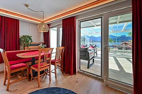 One-Bedroom Apartment with Lake View