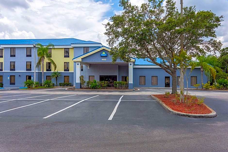 Days Inn & Suites by Wyndham Lakeland