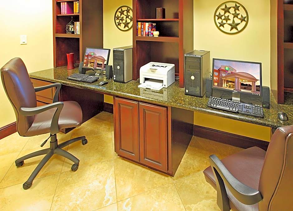 Holiday Inn Express Hotel & Suites Marshall By IHG