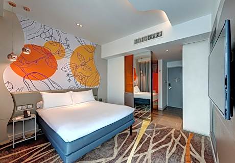 Family Room with Queen Bed and Bunk Bed