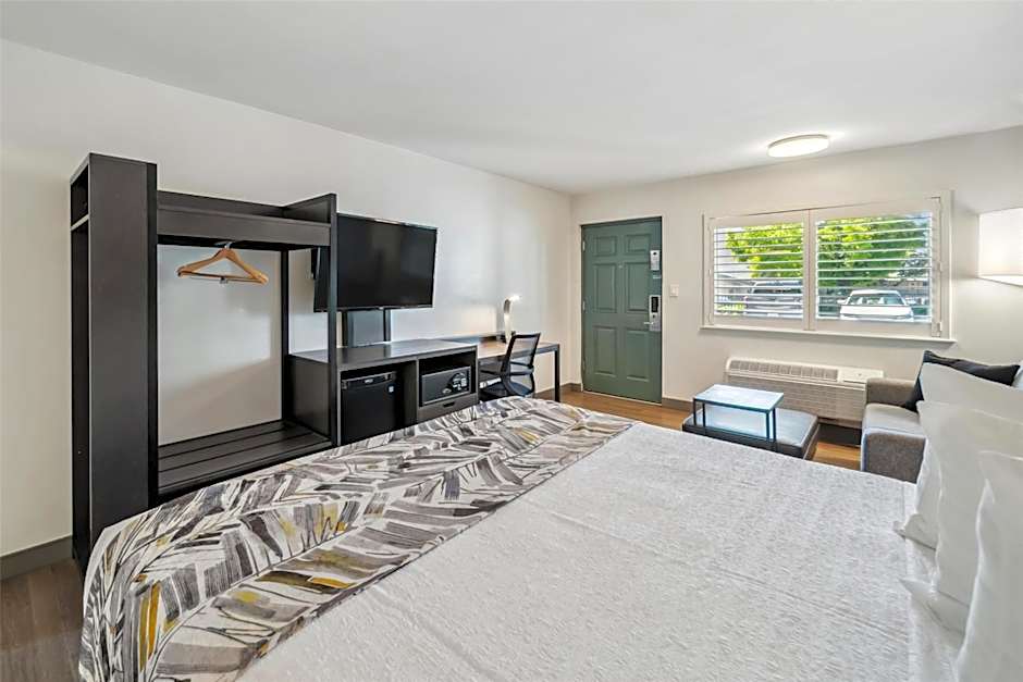 Best Western Plus Hilltop Inn