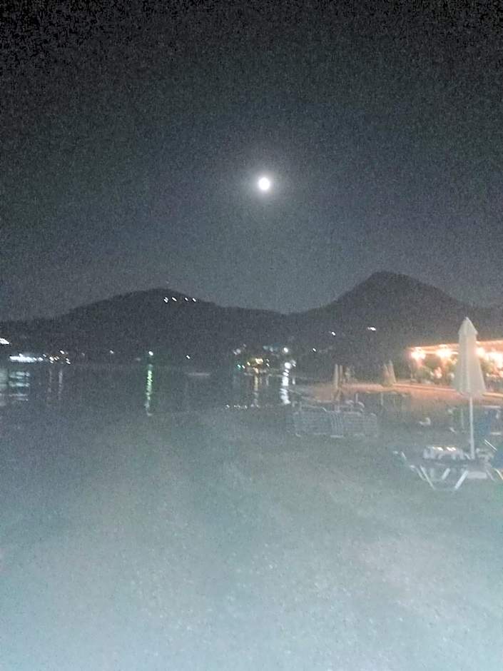 Georgina Apartments-pool-river-sea 5'