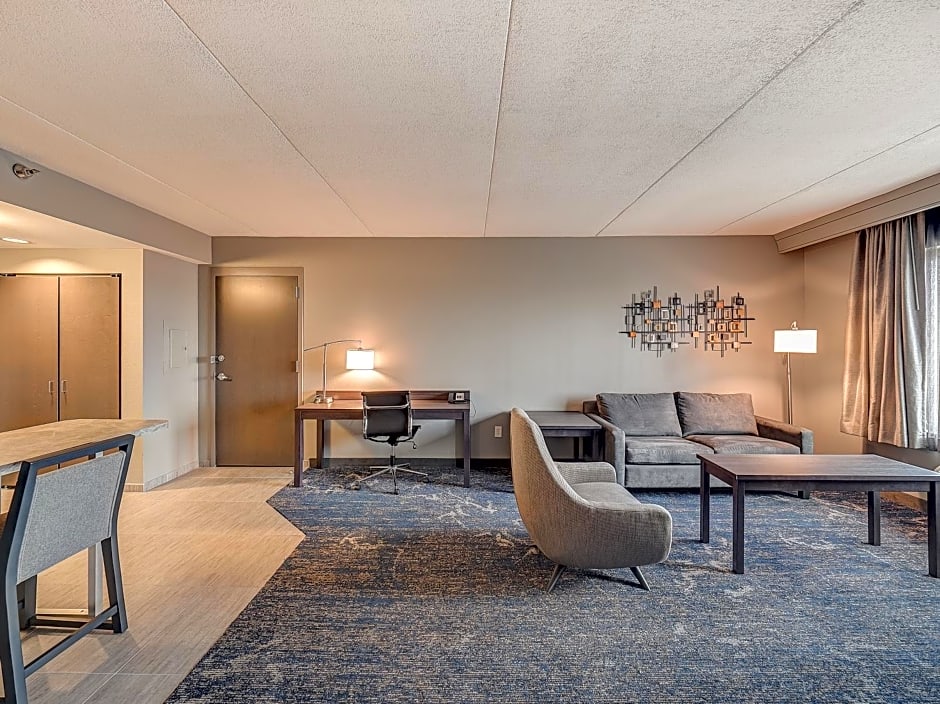 DoubleTree by Hilton Bloomington