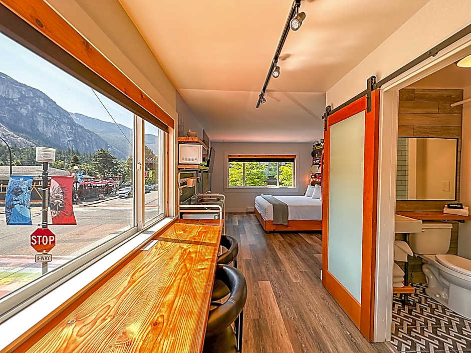 Crash Hotel Squamish