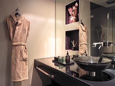Petite Queen Room