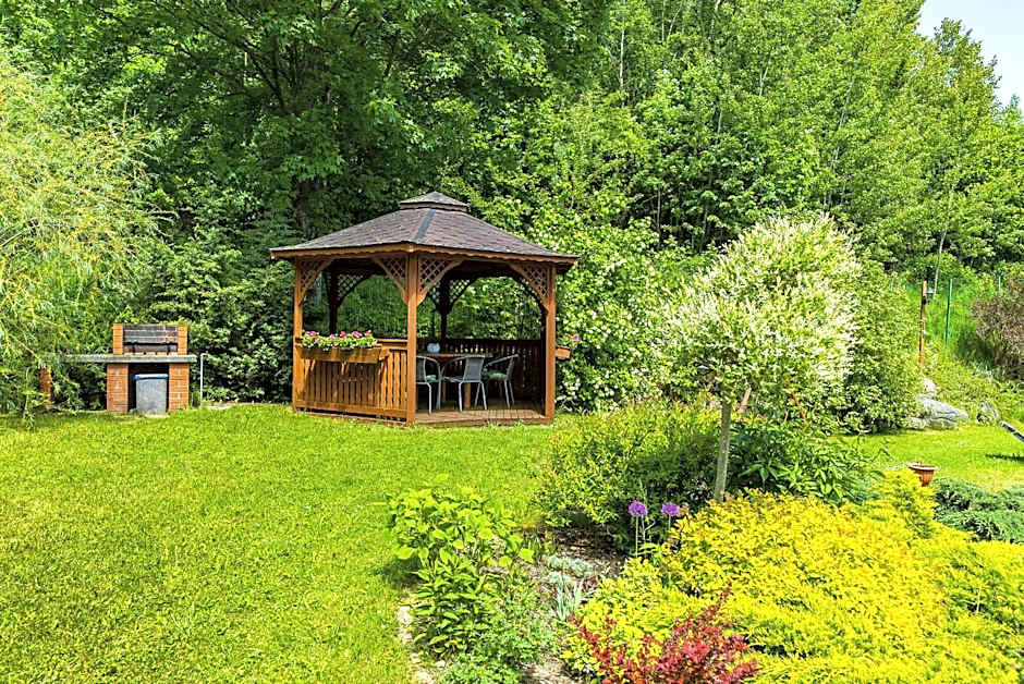 Nefryt - lodówka i czajnik w pokoju, dwa aneksy kuchenne ogólnodostępne, duży parking