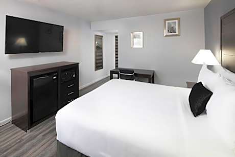 Accessible King Suite with Sofa Sleeper