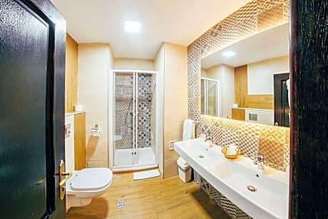 Suite-1 King Bed Living Room With Sofabed Modern Design Flat Tv Wi-Fi Free Parking Balcony Full Brea