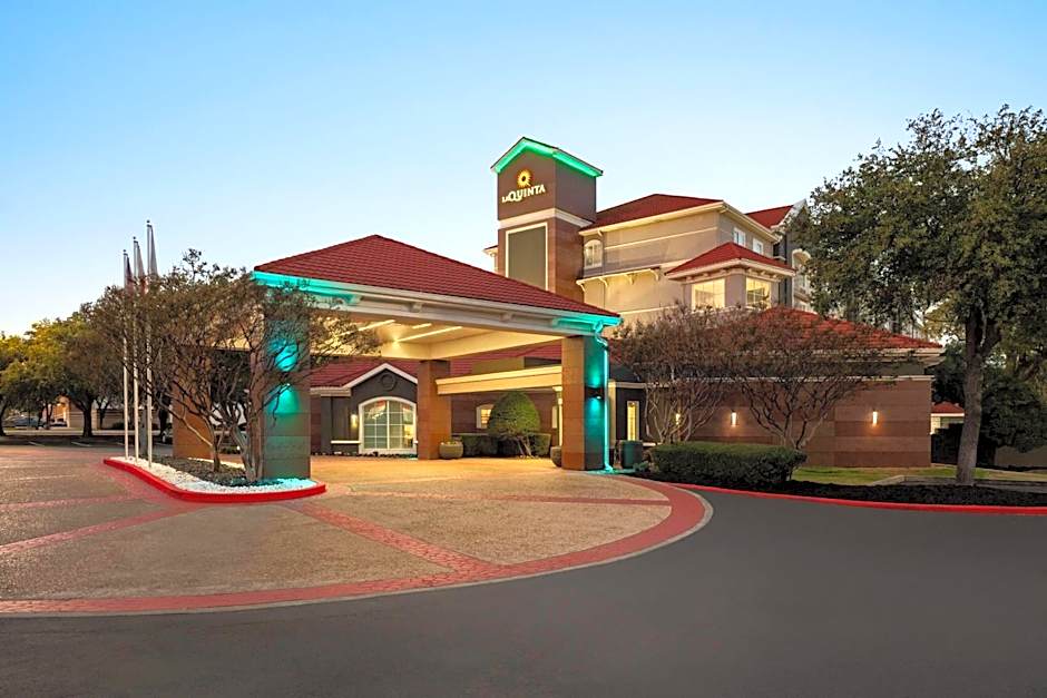 La Quinta Inn & Suites by Wyndham Dallas Arlington South