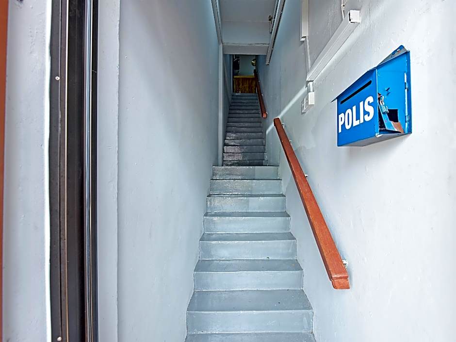 OYO 90662 The 1975 Hotel