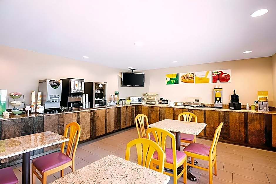 Norwood Inn & Suites Milwaukee