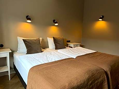 Double or Twin Economy Room with Backyard View