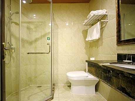 GTR - 1 Bed Guest Room with Aisle window