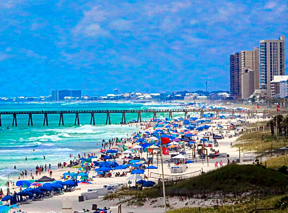 COUPLES GETAWAY, HONEYMOON SWEET, Perfectly Cozy Beach Front Condo with kitchen, pool, free parking,CHECK-IN AT DOOR