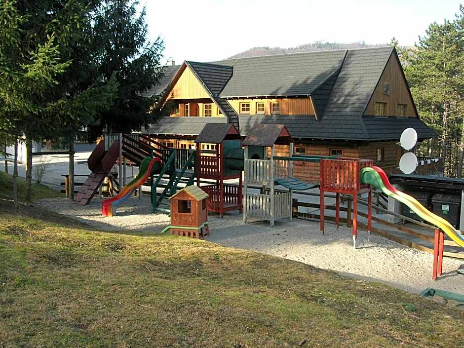 Drevenica pod smrekom