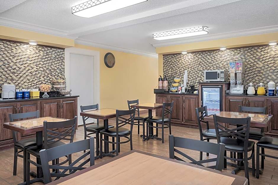 Days Inn by Wyndham Macon I-475