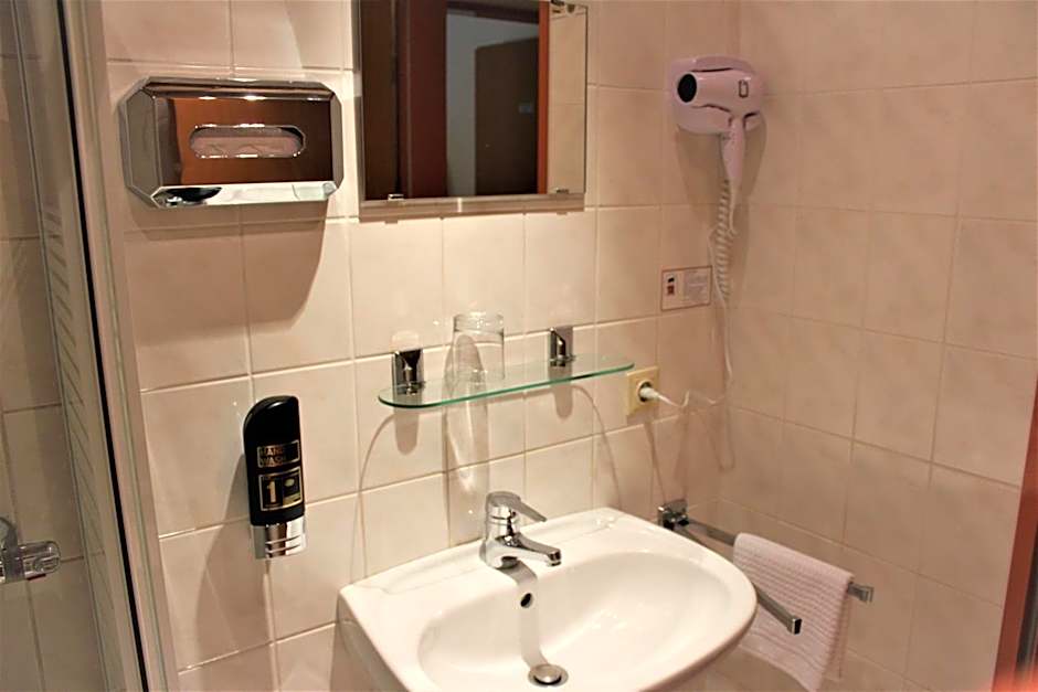 Hotel Alsterquelle 24h Check-in, Free Parking and WiFi