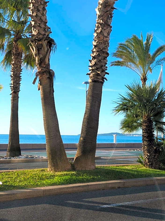 Villa C3 Arthur Rimbaub chambre d¿hôte piscine proche mer plage 600m