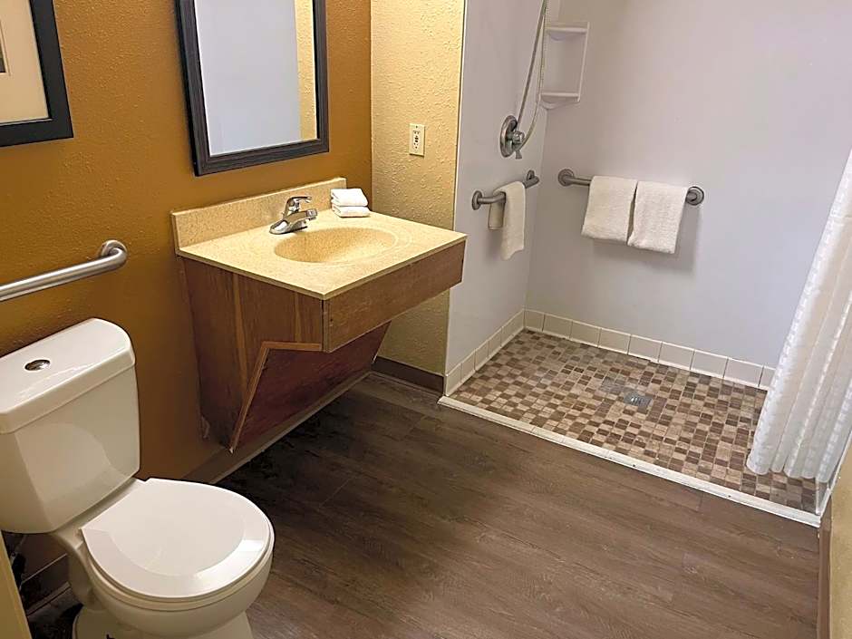 HomeTowne Studios & Suites by Red Roof Greensboro