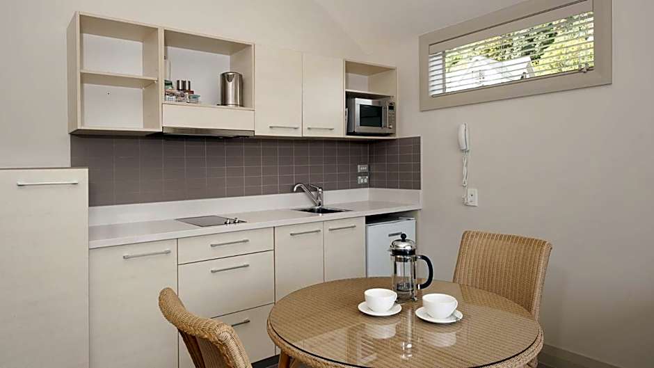 Hananui Lodge and Apartments