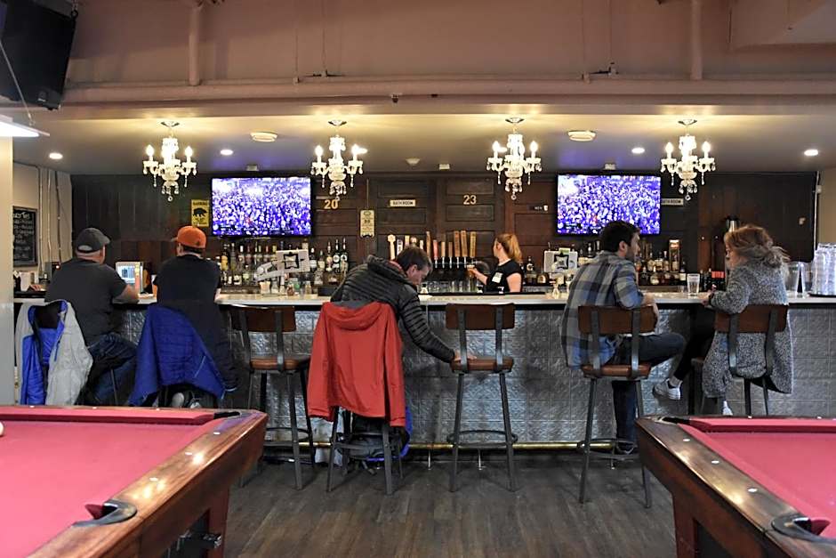 PARTY HOSTEL - The Canmore Hotel Hostel