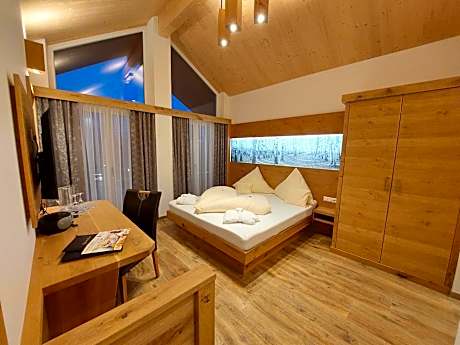 Deluxe Suite with Spa Bath